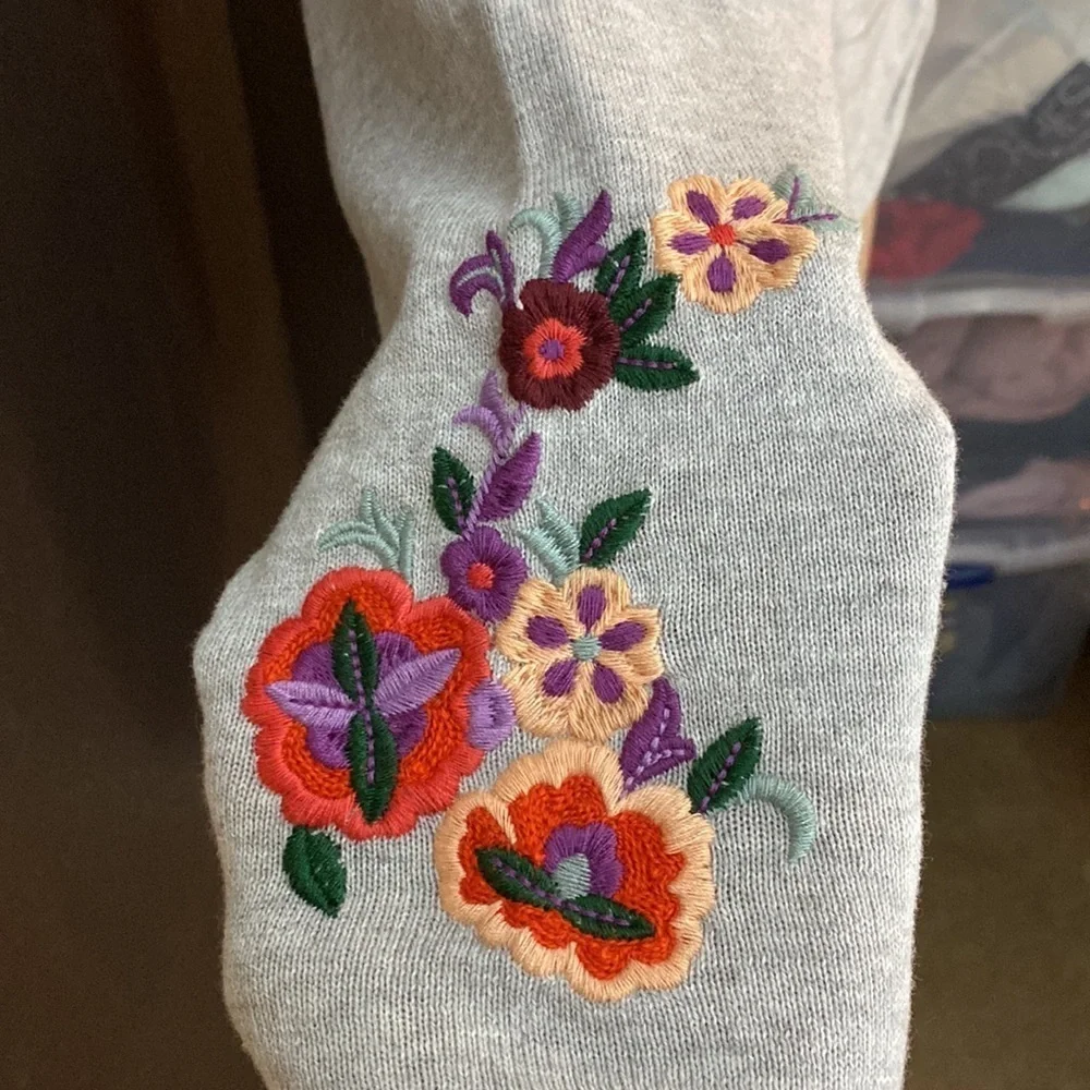 EXPRESS grey‎ cold shoulder fine knit floral embroidered twist front sweater top